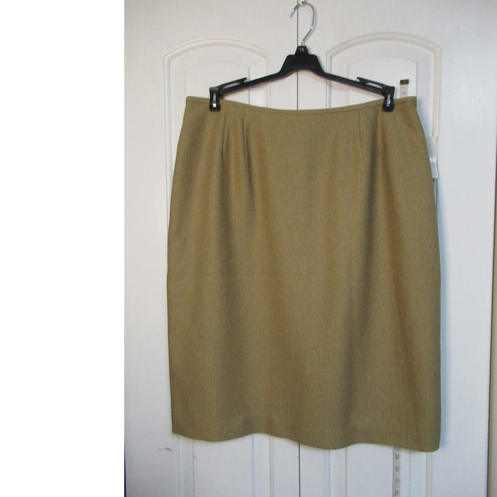 NWT Larry Levine Classics tan pencil skirt